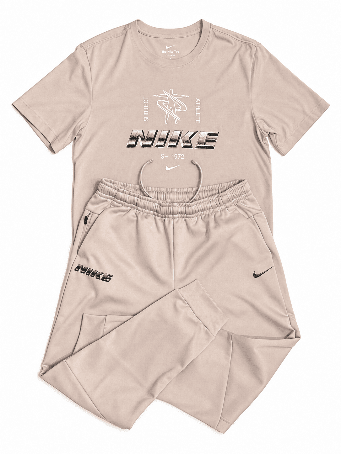 Conjunto camiseta y jogger Nike beige