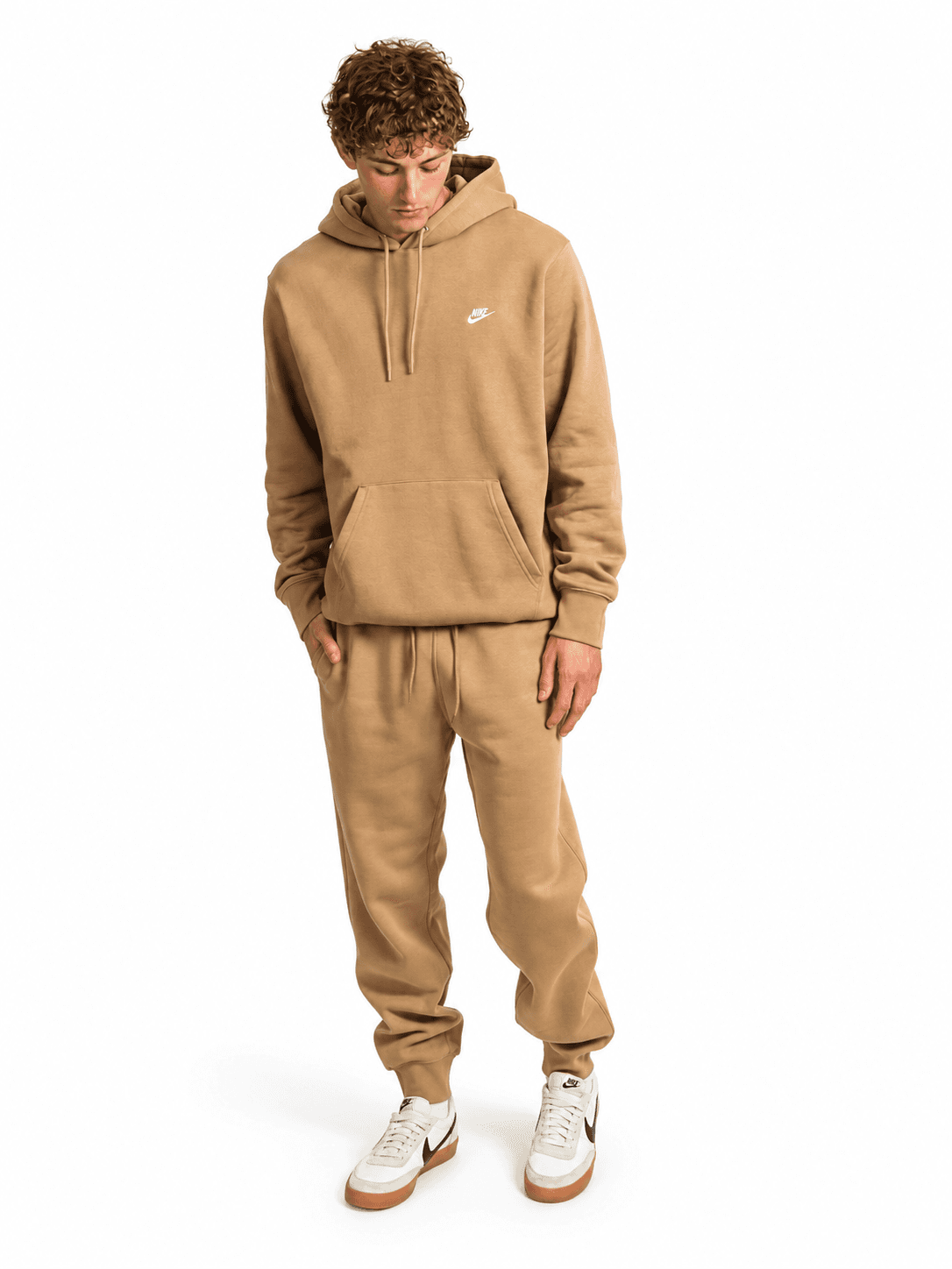 Conjunto deportivo Nike café